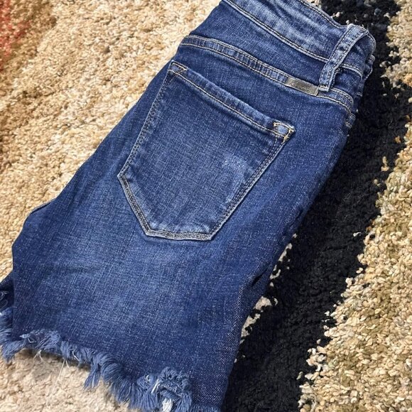 NWOT KanCan Blue Jean Shorts MEDIUM Flayed hem line Distressed - Picture 12 of 15